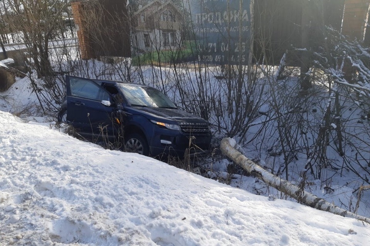 Два водителя получили травмы при столкновении на трассе под Тверью