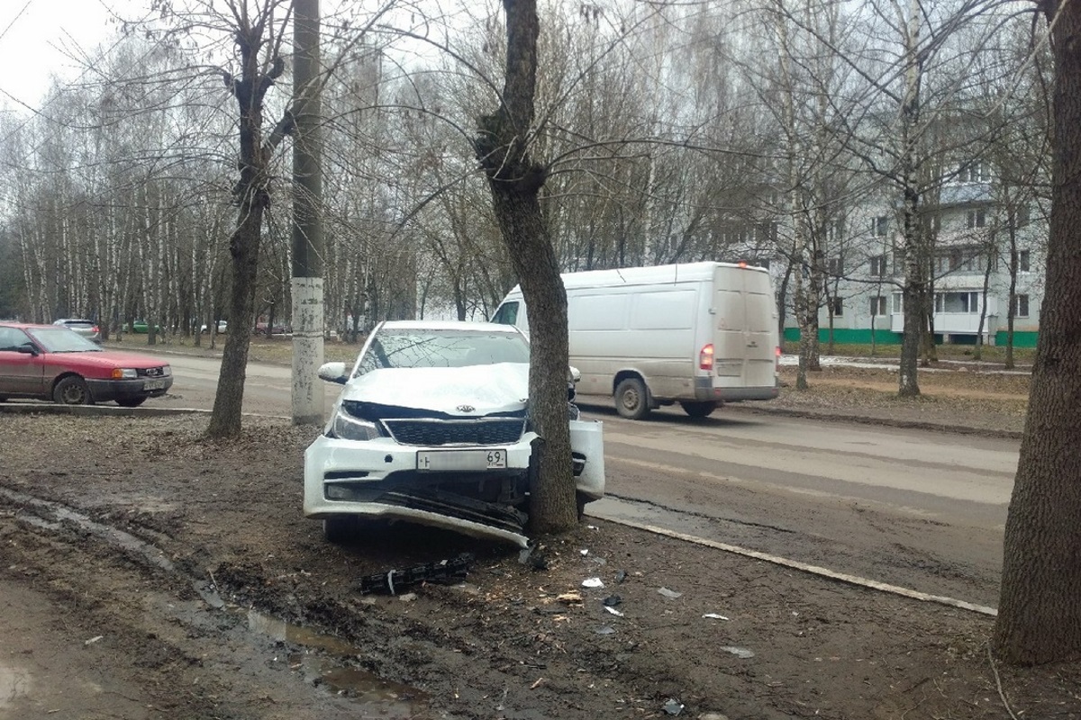 В Твери водитель «Яндекс.Такси» бросил автомобиль после ДТП