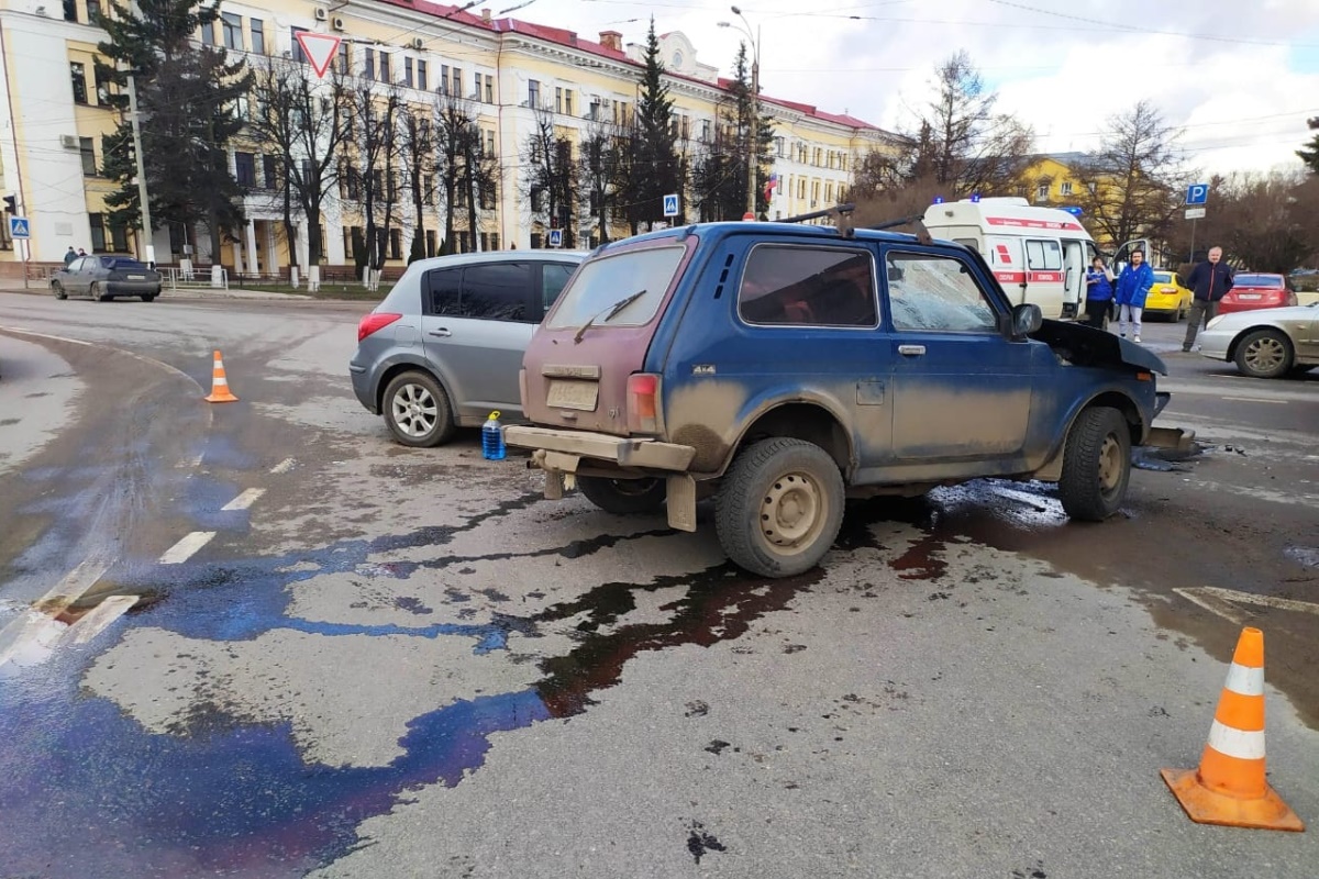 Момент ДТП на площади Мира в Твери попал на видео