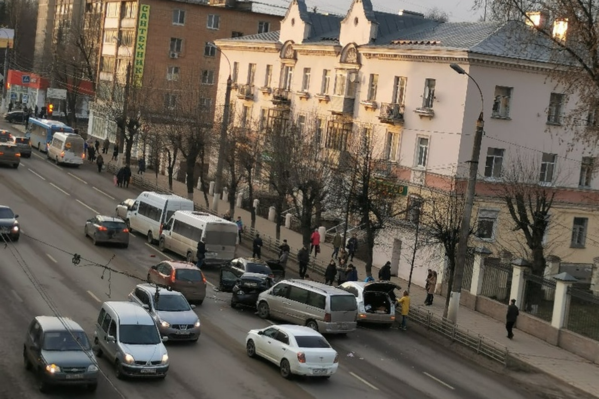 Массовое ДТП в Твери. Столкнулись 5 автомобилей