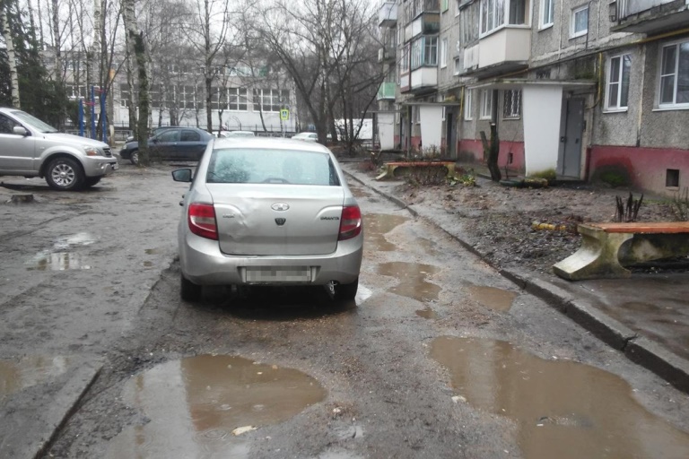 В одном из тверских дворов LADA Granta сбила женщину