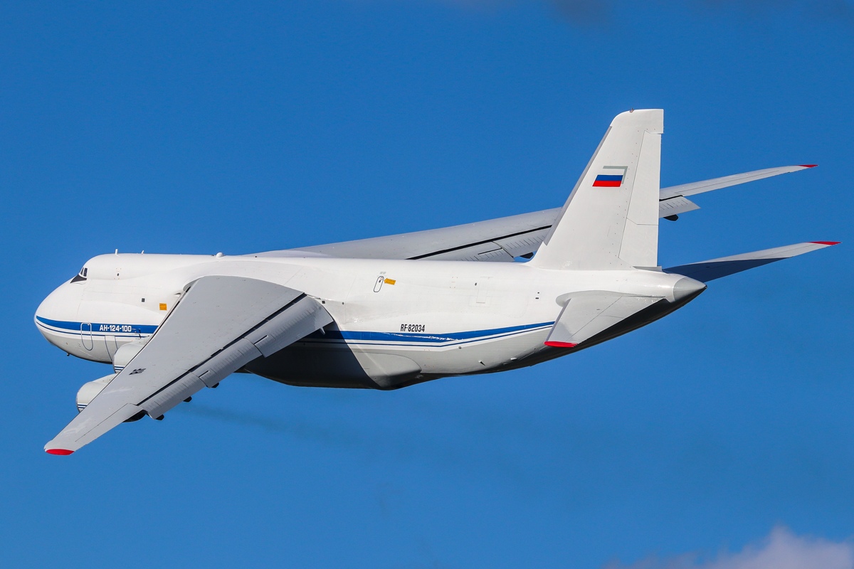 В небе над Тверью сверхтяжелыми Ан-124 'Руслан' дали 'порулить' стажерам