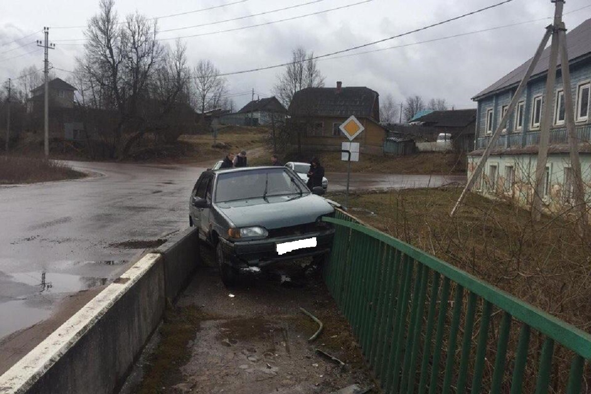 В Андреаполе легковушка протаранила ограждение моста