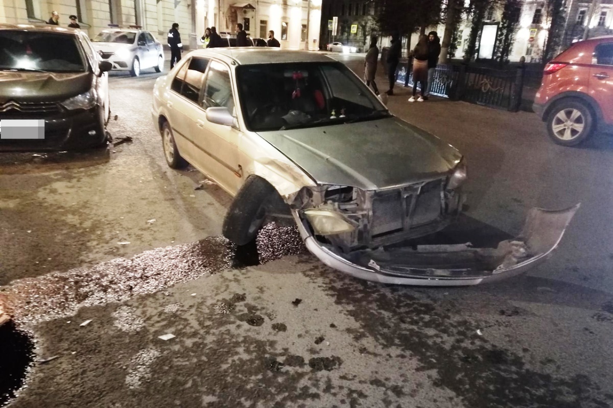 В центре Твери пьяный водитель врезался в припаркованный автомобиль