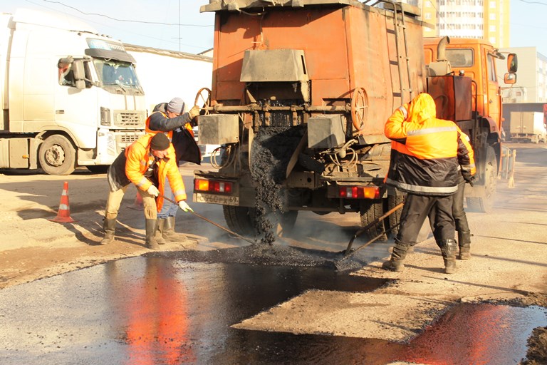 В Твери укладывают литой асфальтобетон на улице Коминтерна