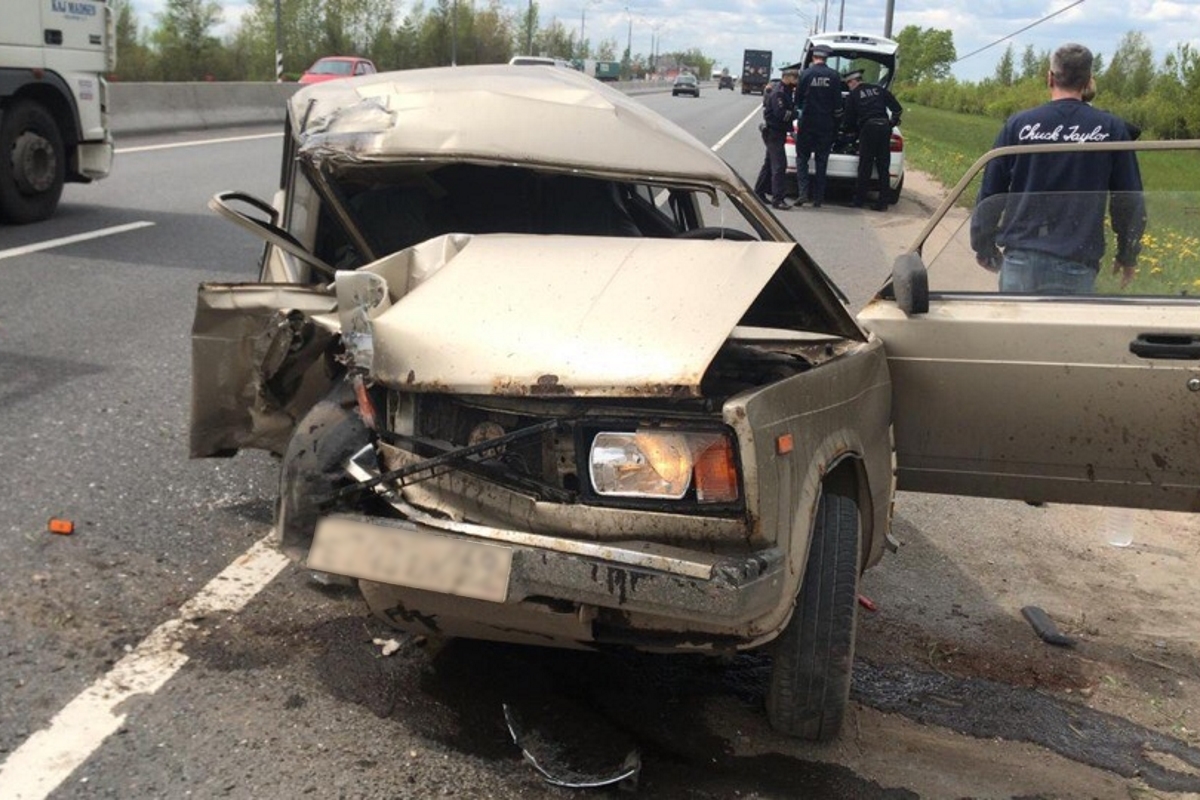 Под Тверью легковушка врезалась в столб