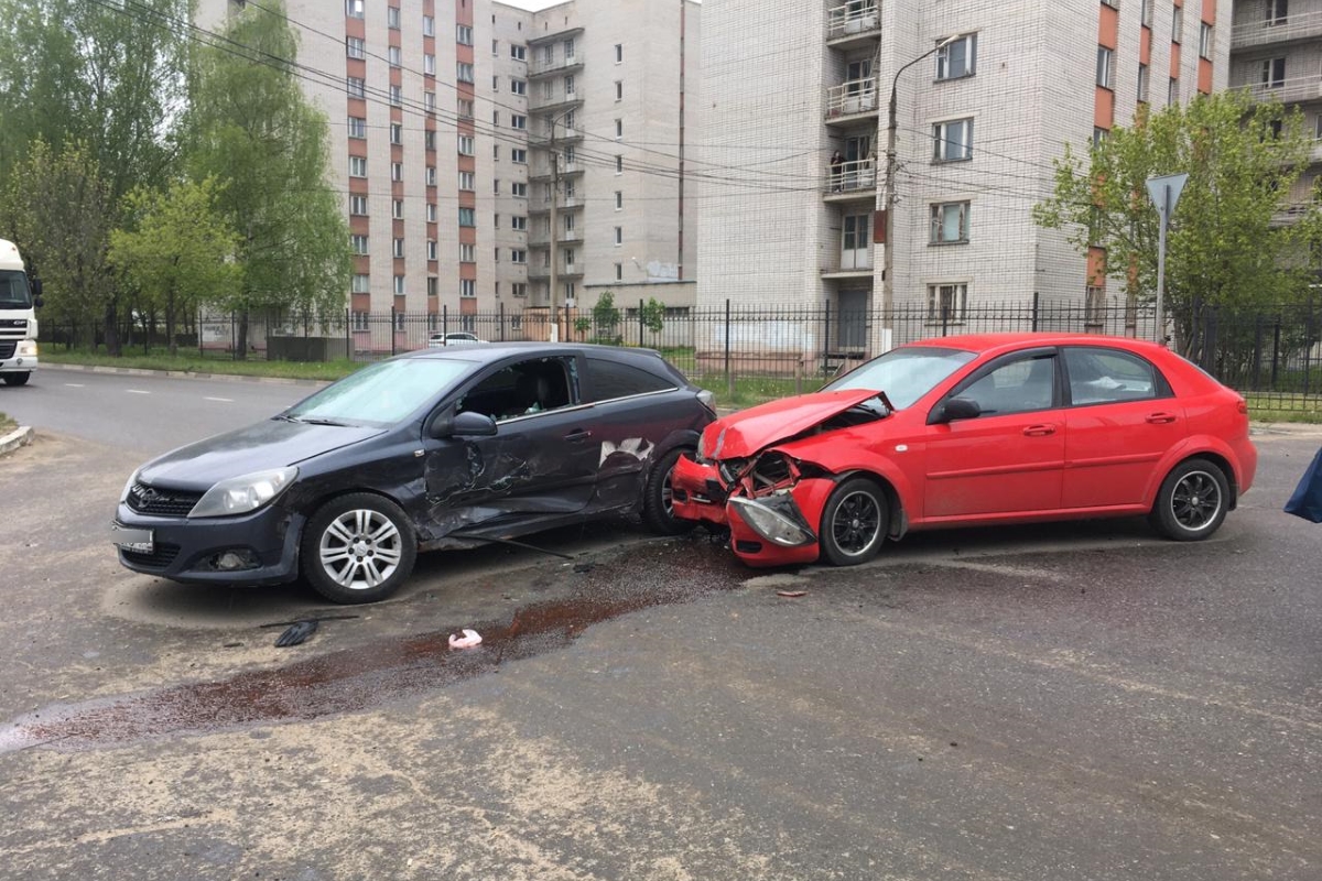 В Пролетарском районе Твери столкнулись Opel и Chevrolet