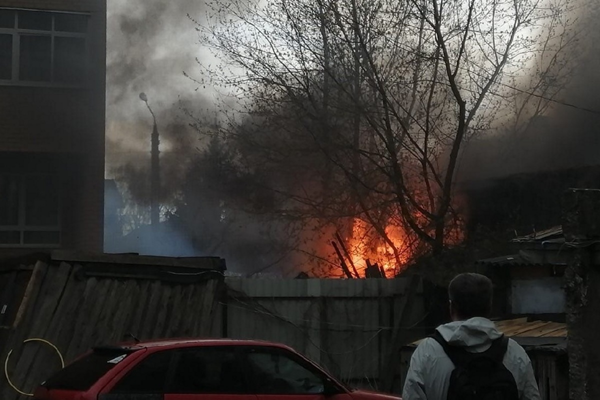 В Твери вспыхнул припаркованный возле частного дома автомобиль