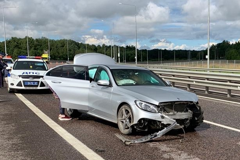 На трассе М-11 под Тверью женщина-водитель на Mercedes врезалась в ограждение