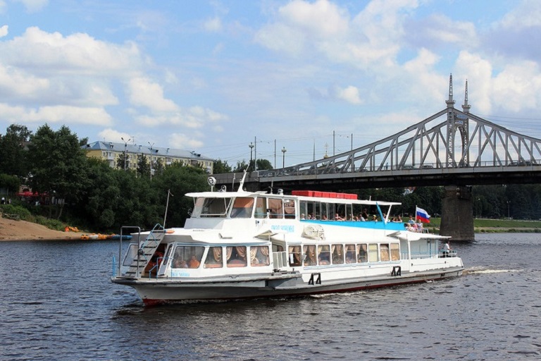 Лось плавал в Волге в центре Твери