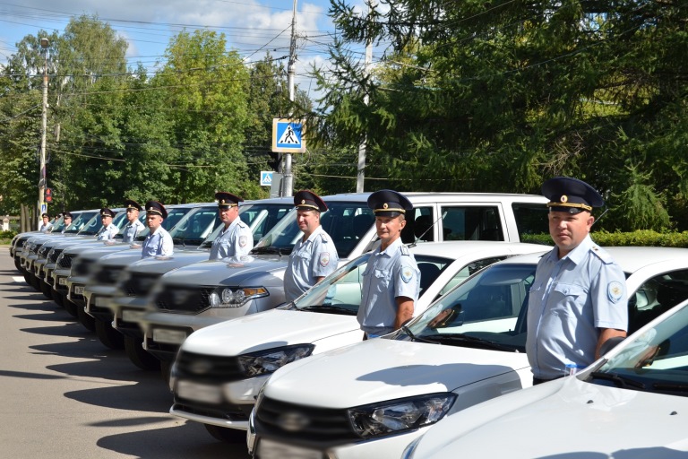 В Твери полицейским вручили ключи от 25 новых служебных автомобилей