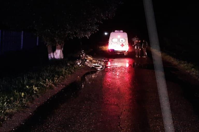 В Тверской области пьяный водитель на мопеде вылетел на обочину и травмировался