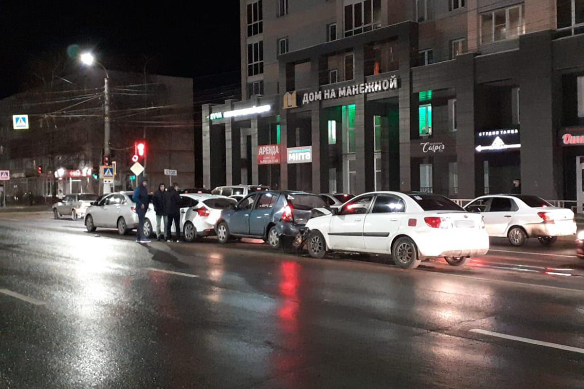 Опубликовано видео с места столкновения четырех автомобилей на Волоколамском проспекте в Твери