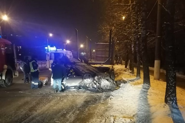 В Твери легковушка протаранила дорожное ограждение и перевернулась