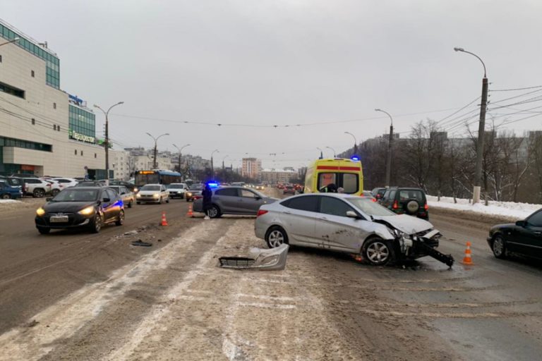 В центре Твери произошло тройное ДТП. Есть пострадавшая