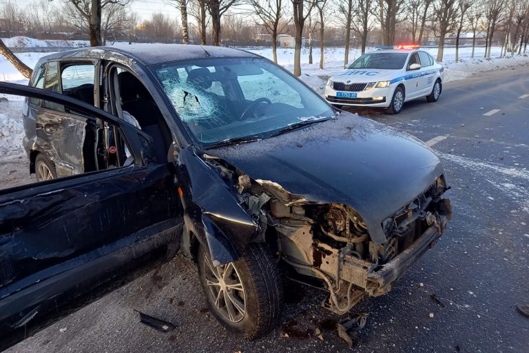 В Твери женщина получила травмы, врезавшись на Ford Fusion в дерево