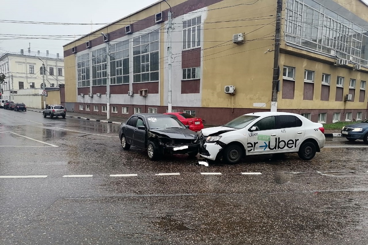 В Центральном районе Твери столкнулись Renault Logan и Mitsubishi