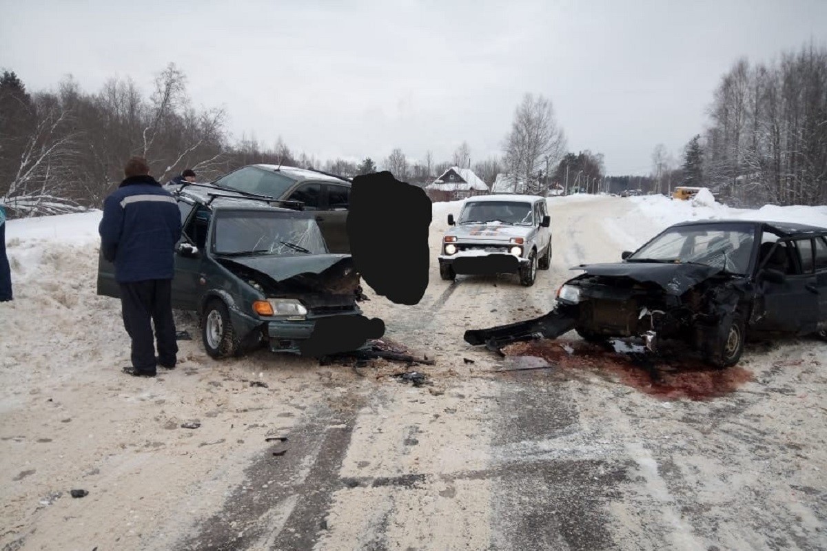 В Пено столкнулись лоб в лоб две легковушки