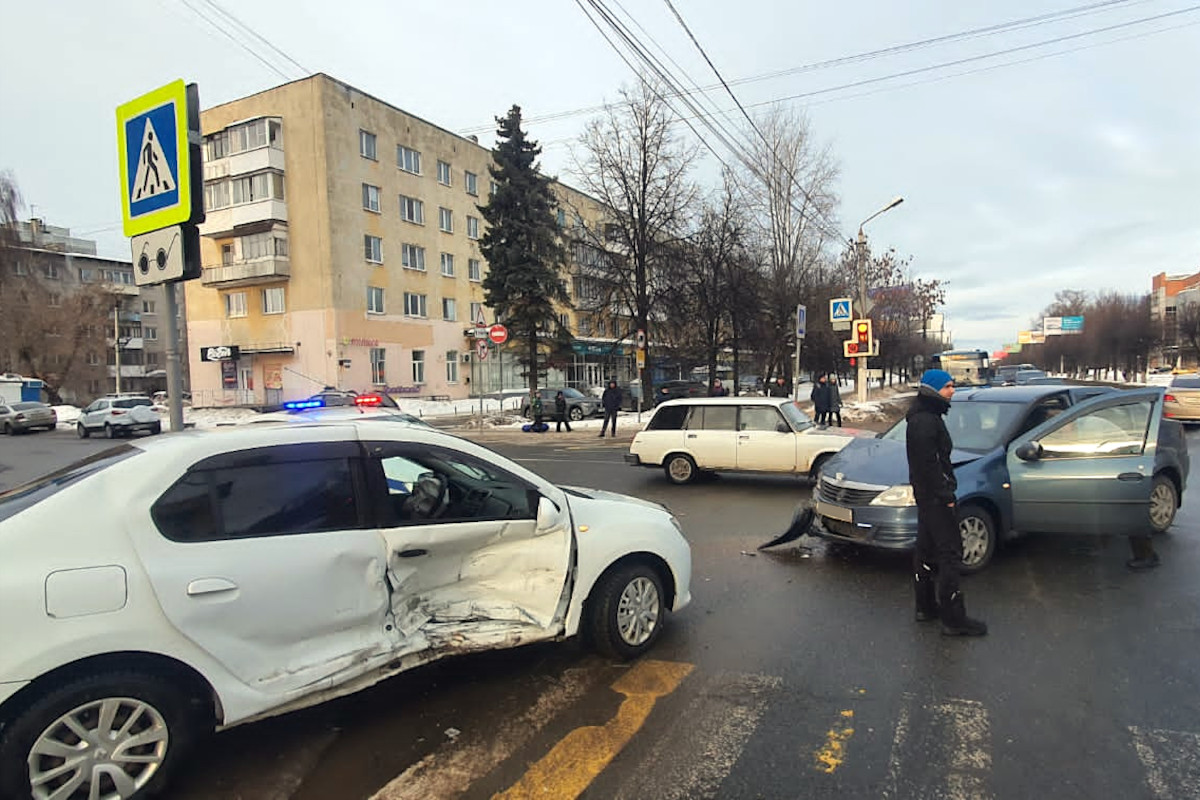 В Твери столкнулись два автомобиля Renault – пострадала пассажирка