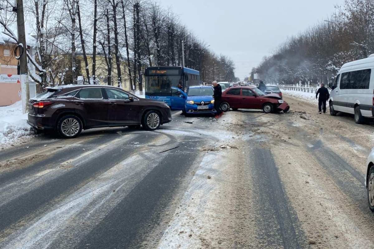 В Твери женщина спровоцировала массовое ДТП с тремя пострадавшими