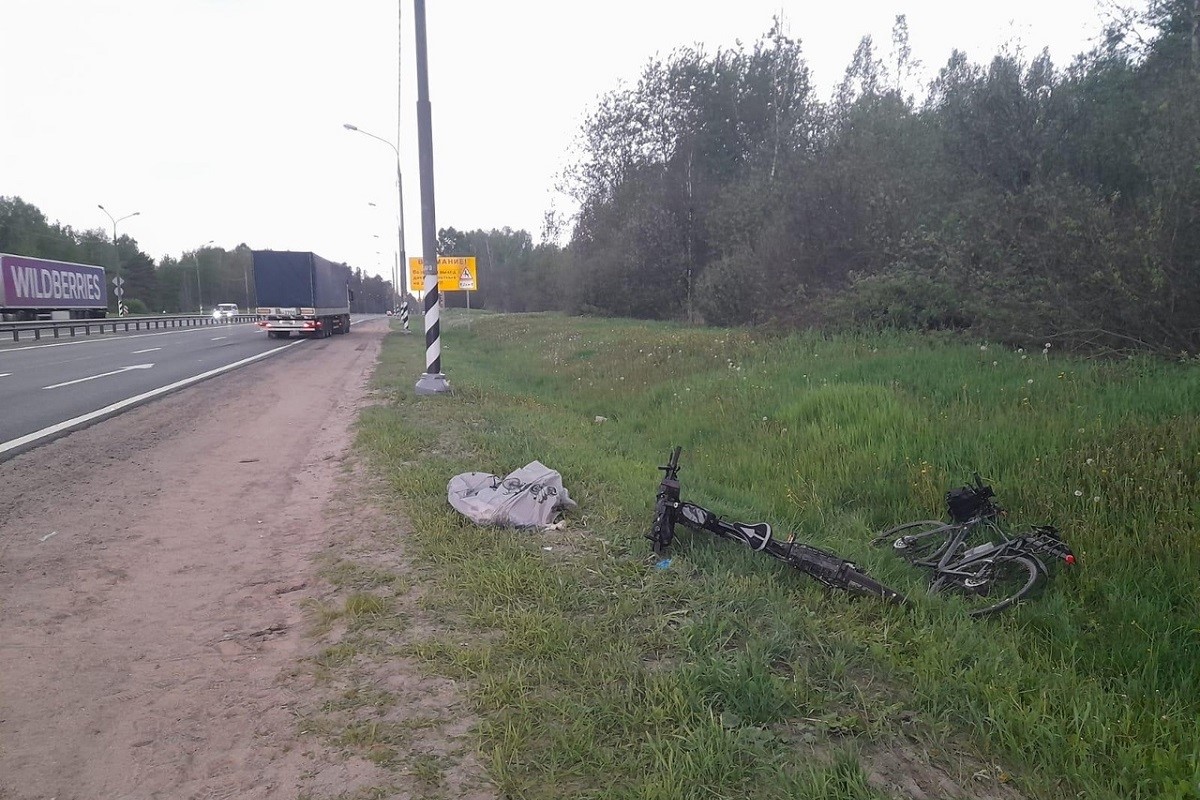 Под Тверью фура сбила двух велосипедистов