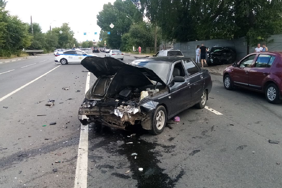 В массовом ДТП в Твери пострадали двое взрослых и ребенок