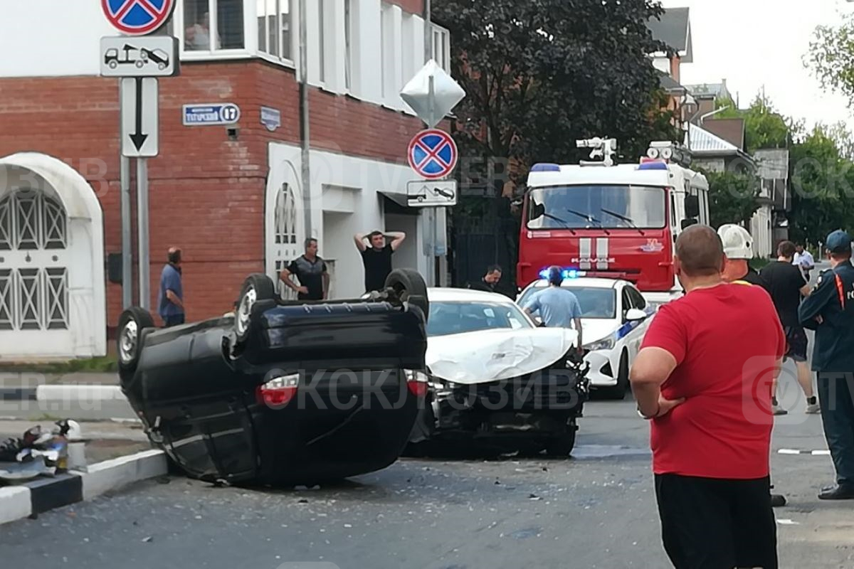 Мужчина и трое детей пострадали в ДТП с перевернувшимся автомобилем в центре Твери