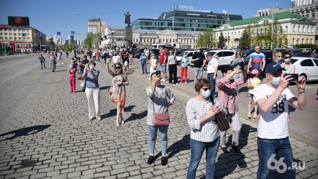 Новости екатеринбурга самоизоляция. Екатеринбург люди. Екатеринбург люди на улице. Жители Екатеринбурга. Много людей Екатеринбург.