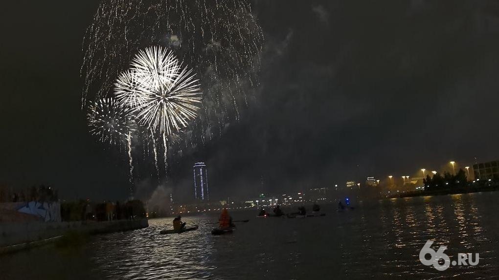 Самый внезапный ракурс: фото и видео салюта в День города с акватории Исети