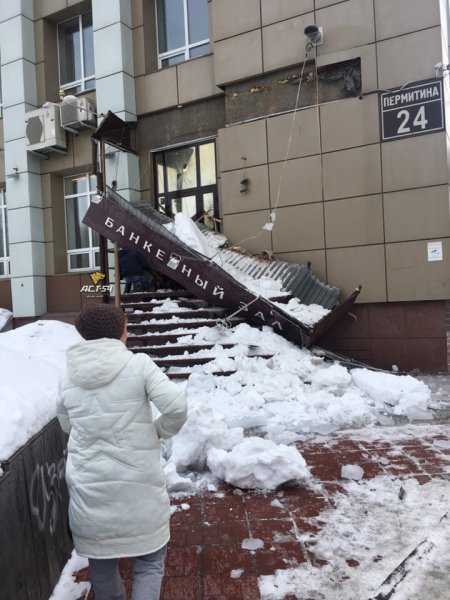 В Новосибирске крыльцо банкетного зала упало на 2 женщин