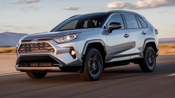 Несмотря на стоимость «Равчика», лидерство за ним: Новый кроссовер Toyota RAV4 продолжает набирать обороты