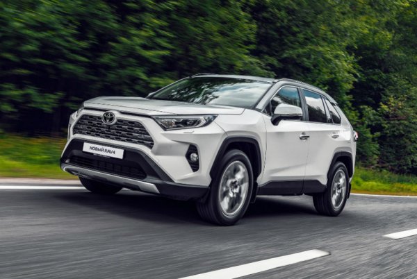 «Японец», которому подвластно все: Почему новый Toyota RAV4 продолжают нарасхват покупать россияне