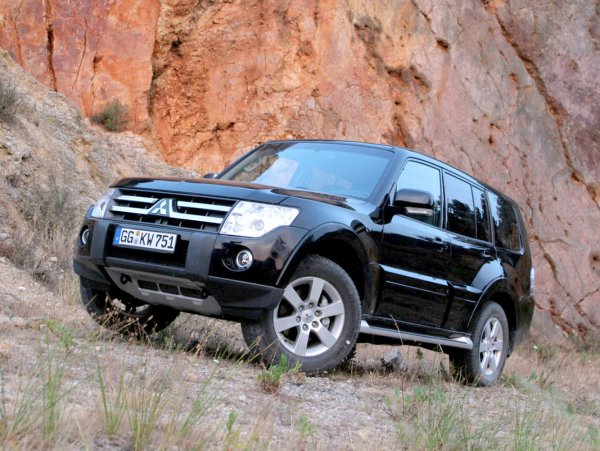 «Заколхозить» и не нарваться на гаишников: Владелец Mitsubishi Pajero IV раскрыл особенности защиты фар