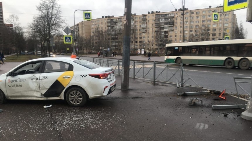 Такси с пассажирами протаранило ограждение и вылетело на тротуар в Петербурге