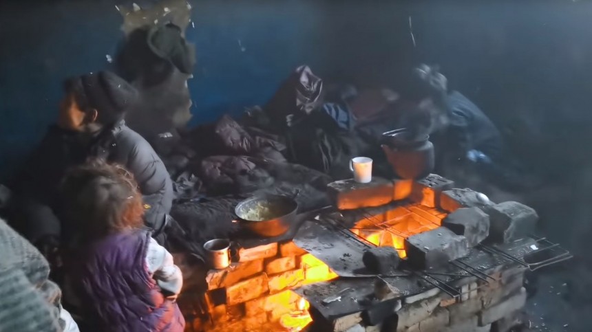 Отца с четырьмя детьми обнаружили в заброшенном доме в Чите