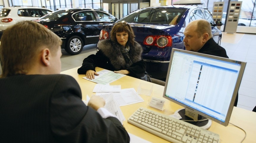 Обманули в салоне. Автосалон мошенники. Обман в автосалоне. Продавец авто. Аферы автосалонов.