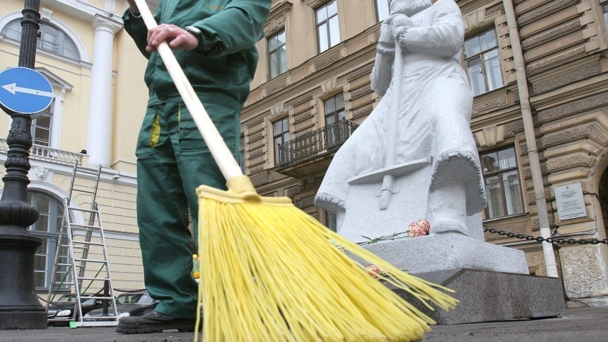 В Петербурге пьяный дворник из Тывы зверски изнасиловал жену при ребенке