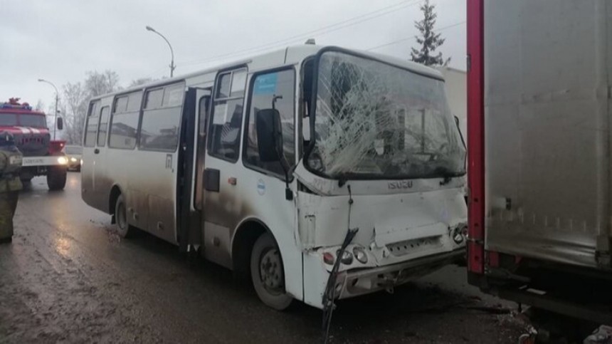 Пять человек пострадали в ДТП с пассажирским автобусом под Екатеринбургом