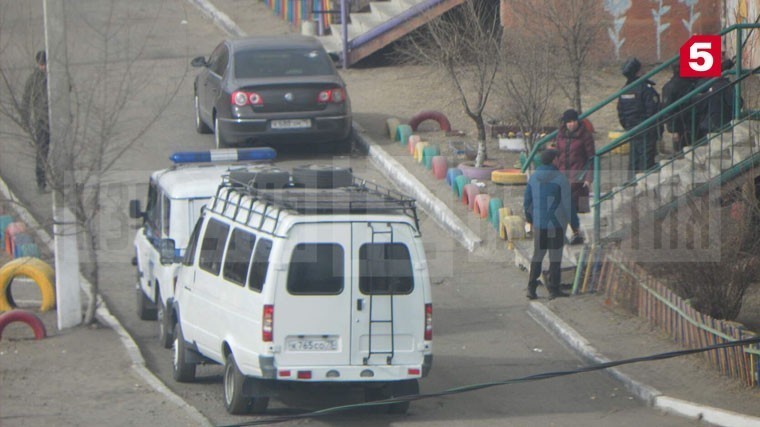 Фото жилого дома в Чите, в который случайно выстрелил вертолет