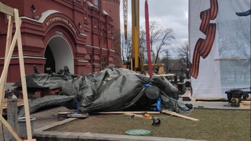 Новый памятник маршалу Жукову установили на Манежной площади в Москве