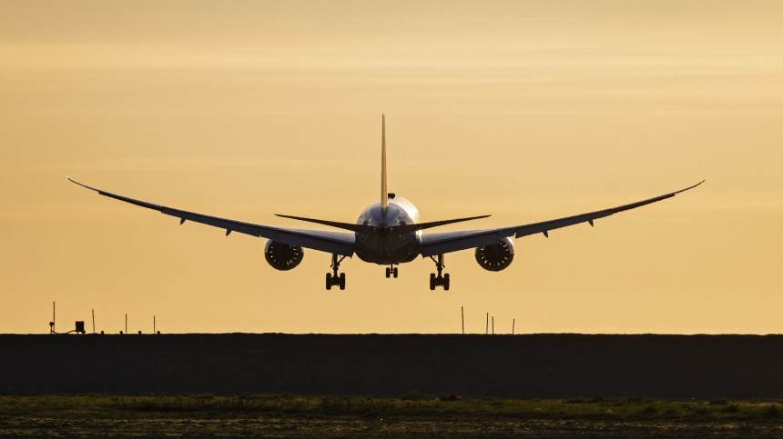 Видео: Boeing 787 врезался в Airbus A380 во время урагана в Дохе