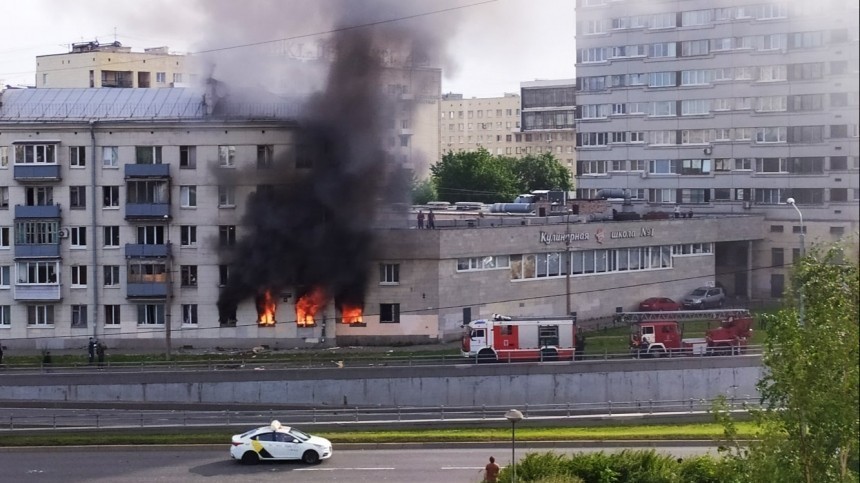 Момент взрыва газа в квартире на юге Петербурга попал на видео