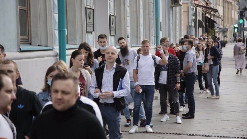 Очередь из желающих проголосовать белорусов выстроилась в Москве — фото