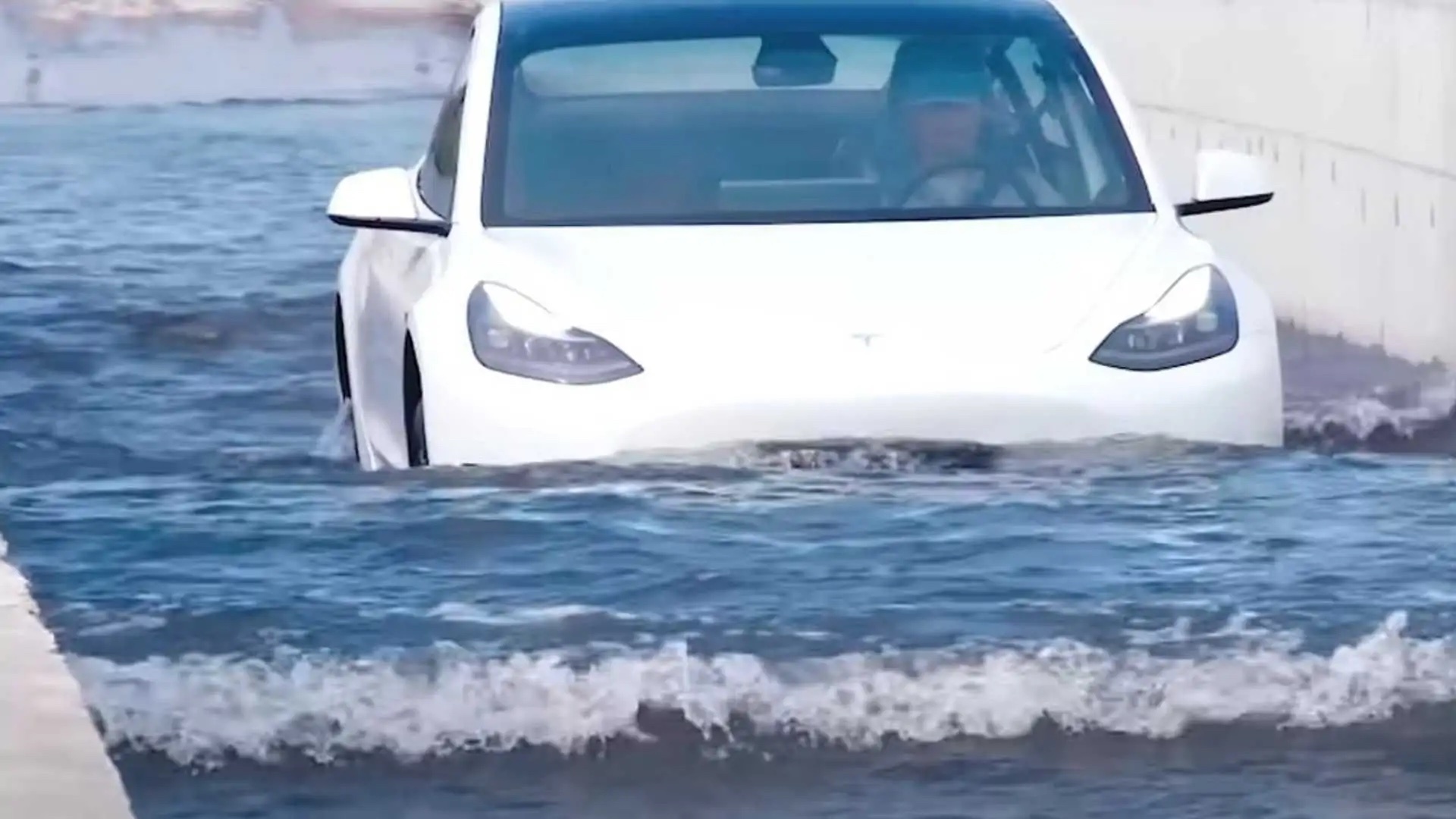 Опубликовано видео из кабины плывущего по воде электромобиля Tesla Model 3