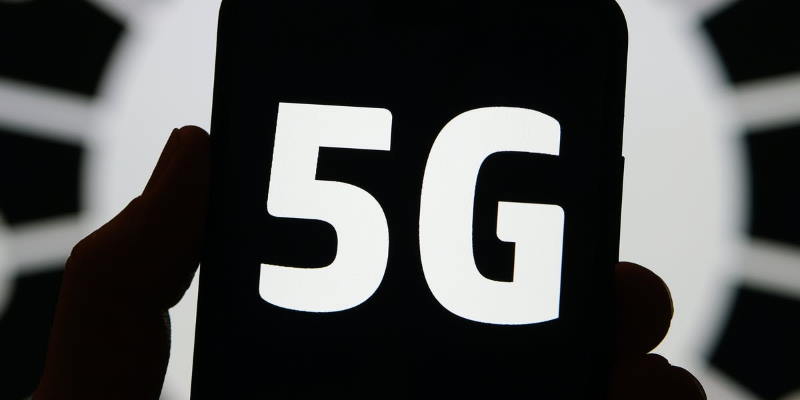 По всему миру поджигают вышки 5G. Эксперты попытались выяснить, кто за этим стоит