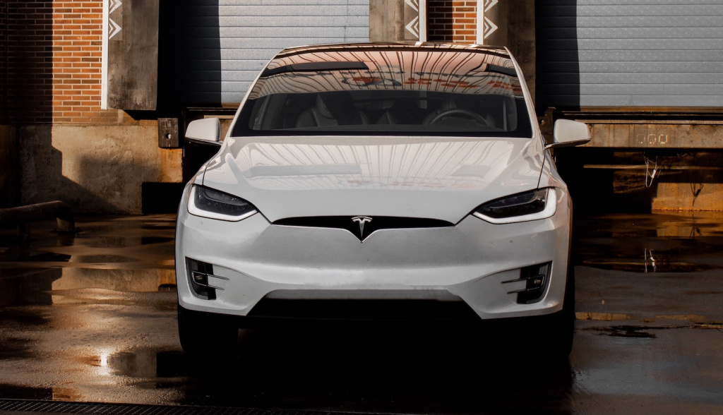 Восстание машин: Tesla Model Y так напугала водителя, что он разбил стекло в двери