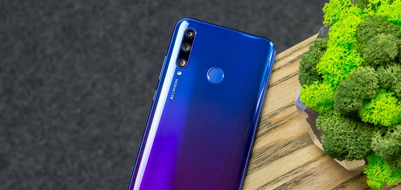 Huawei и Honor отправляются в самый низ. Компаниям отдают 4 и 2% рынка смартфонов соответственно