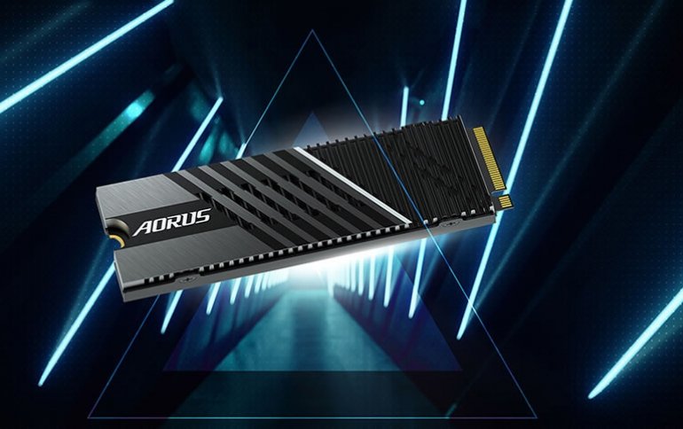 Твердотельный накопитель Gigabyte Aorus Gen4 7000s развивает скорость передачи данных 7000 МБ/с