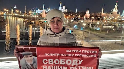 «Нас не защищают и не поддерживают даже в мусульманской общине» // “Ъ” поговорил с матерью приговоренного к 24 годам колонии за участие в террористической организации