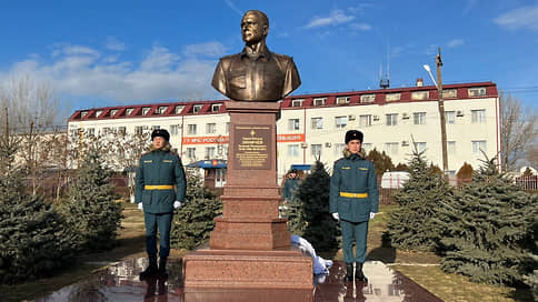 В Калмыкии открыли памятник Евгению Зиничеву